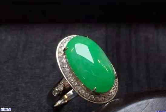 翡翠戒面出現(xiàn)裂紋的修復(fù)方法與預(yù)防措施 保護(hù)價(jià)值的關(guān)鍵策略